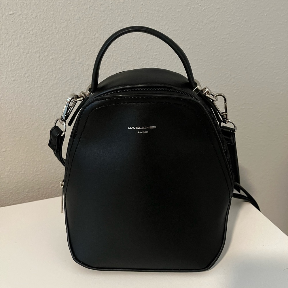 Chic small backpack🤩